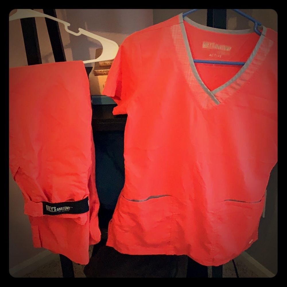 Scrub set